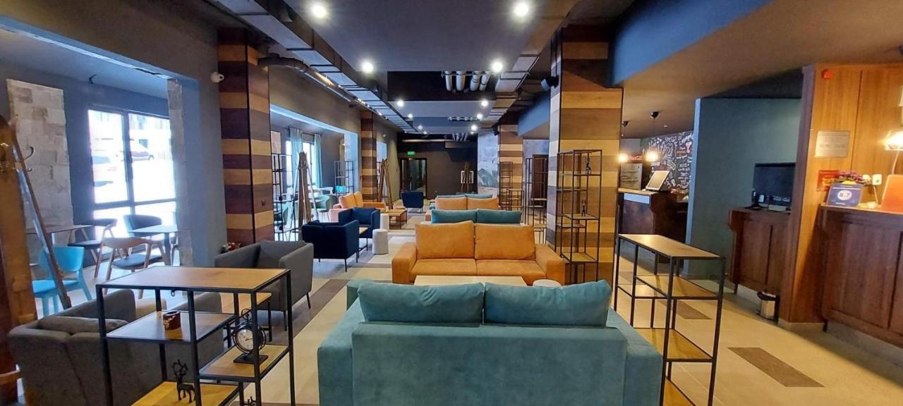 Magri Luxurious A42 Gardens